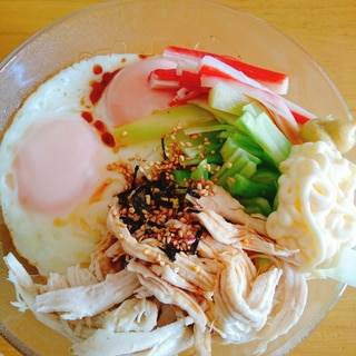 蒸し鶏 目玉焼き ブロッコリーの芯の冷やしラーメン